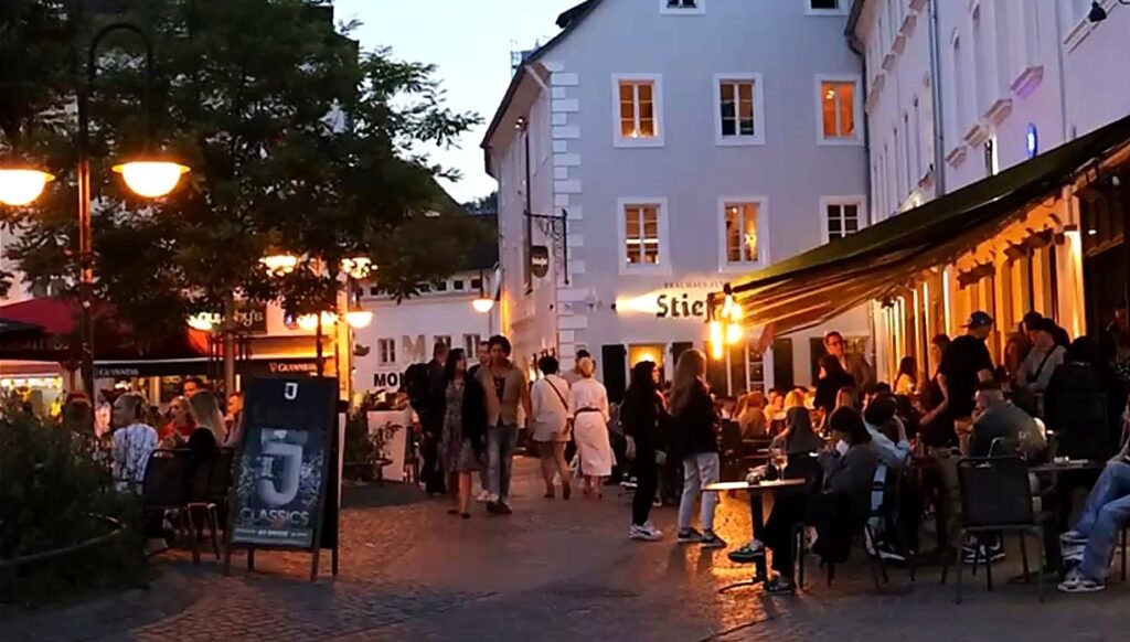 Abendstimmung am St. Johanner Markt in Saarbrücken mit Außengastronomie – Treffpunkt und Startpunkt zum Ausgehen für Studierende