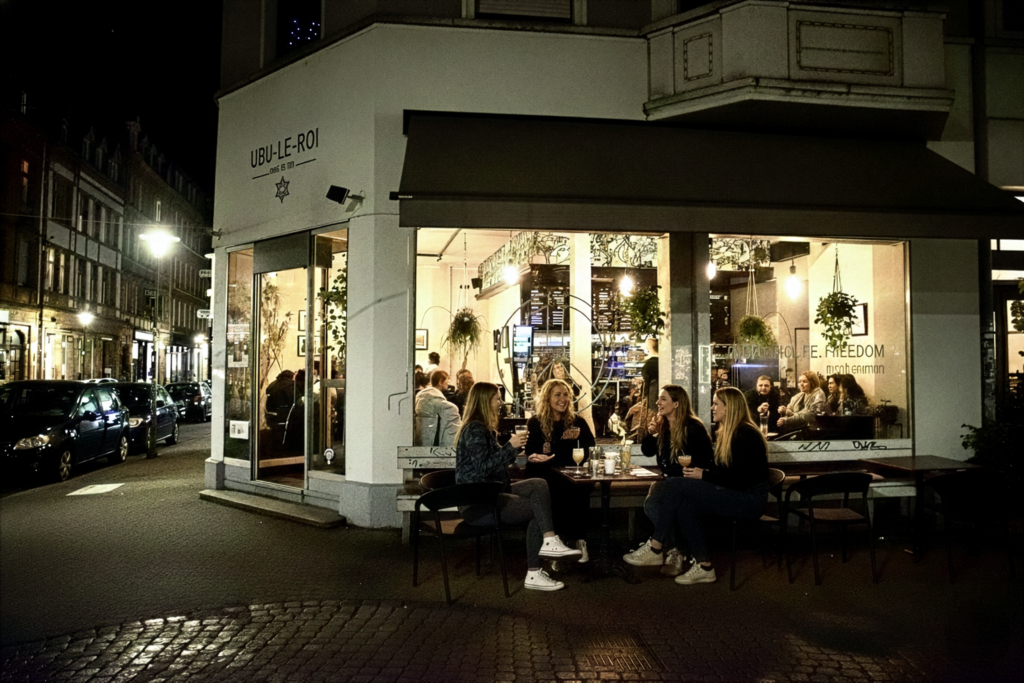 Ubu le Roi Café und Bar in Saarbrücken, beliebter Treffpunkt für Studierende mit großer Getränkeauswahl