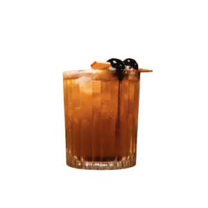 Ein Cocktail mit orange brauner Farbgebung auf dem Kirschen auf einem Holzstiel aufgelegt sind.