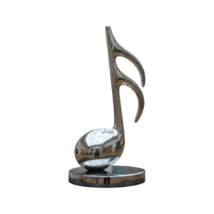 Eine dreidimensionale Musiknote mit einem spiegeldenden Effekt.