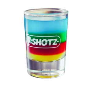 Shotglass mit geschichtetem Likör. Untern Gelb, dann Rot, dann Grün und oben Blau.