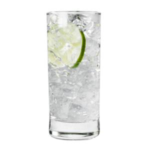 Glas mit einer Limette und Eiswuerfel darin.